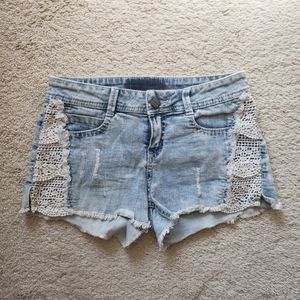 Womens Distressed Light Wash Lace Crochet Denim Shorts Low Rise, Size XS S 26 27